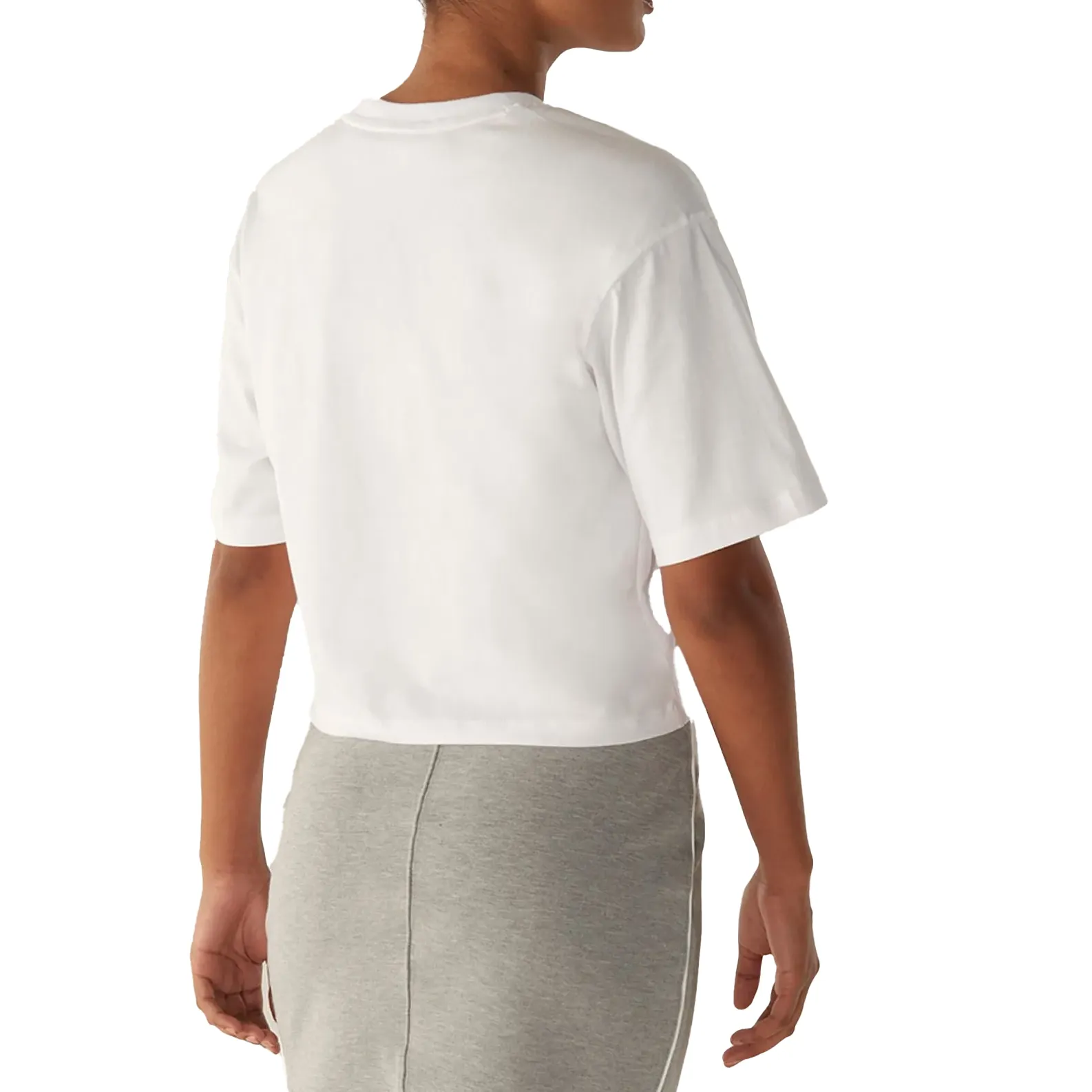 Vista traseira da blusa feminina Fila Crop Comfort branca mostrando detalhes da modelagem